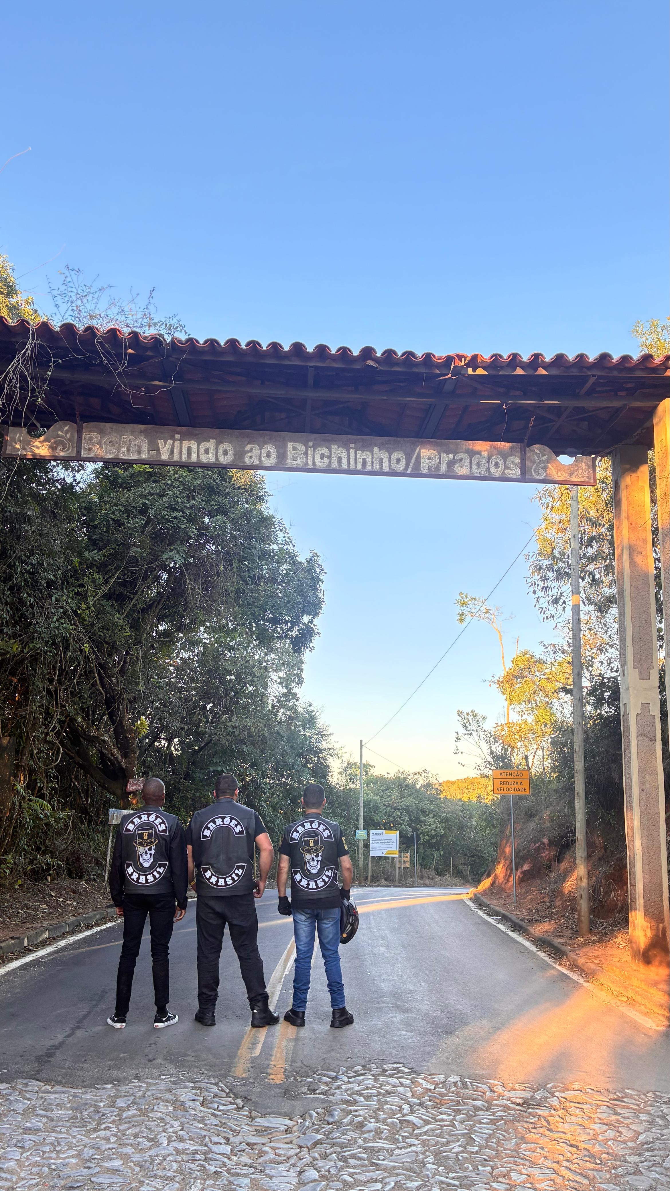 PELAS ESTRADAS DE PRADO - MG.