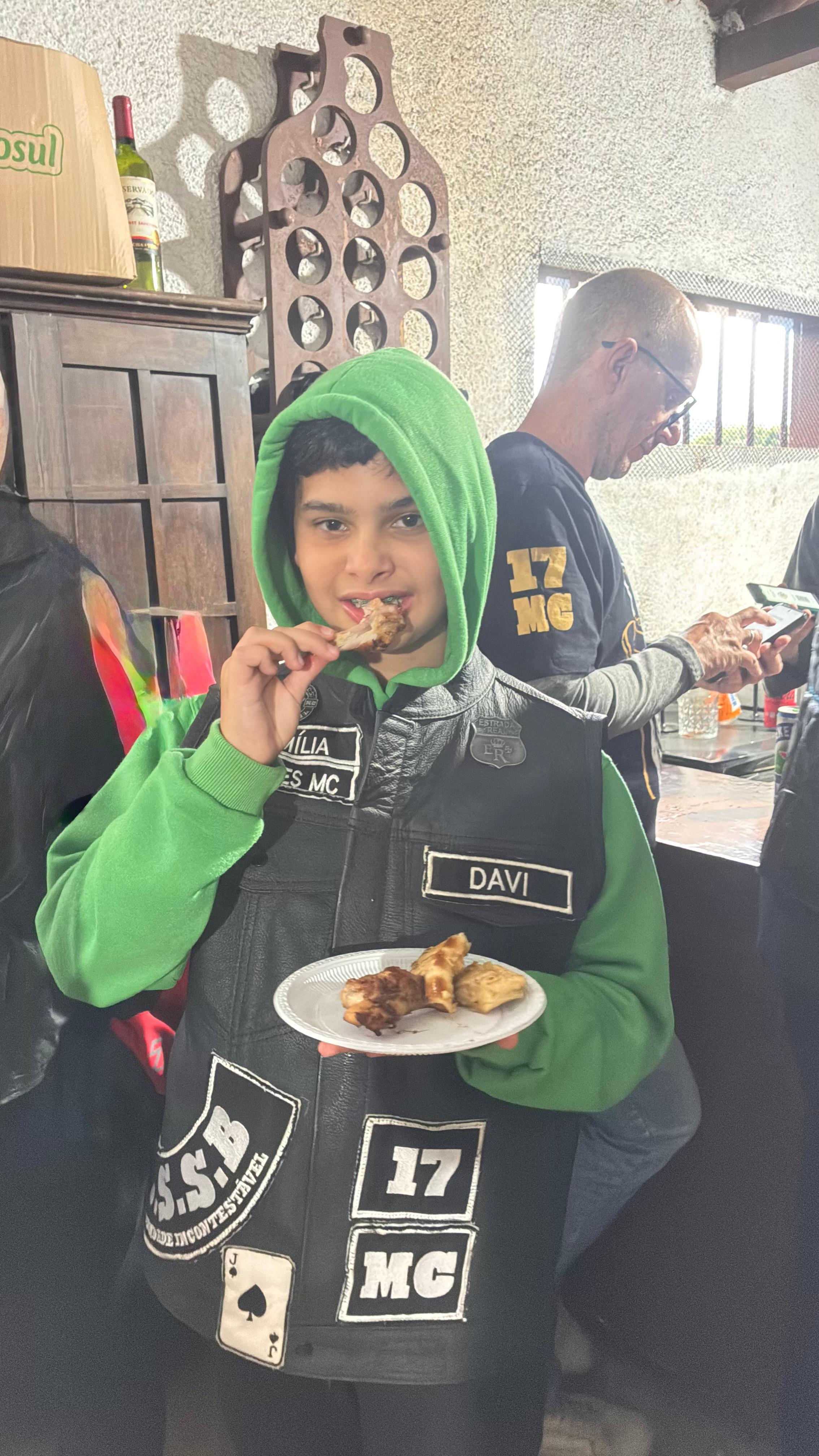 ASSIM  SE INICIA UM FUTURO MOTOCLUBISTA: CHURRASCO RAIZ E COLETE...!!!