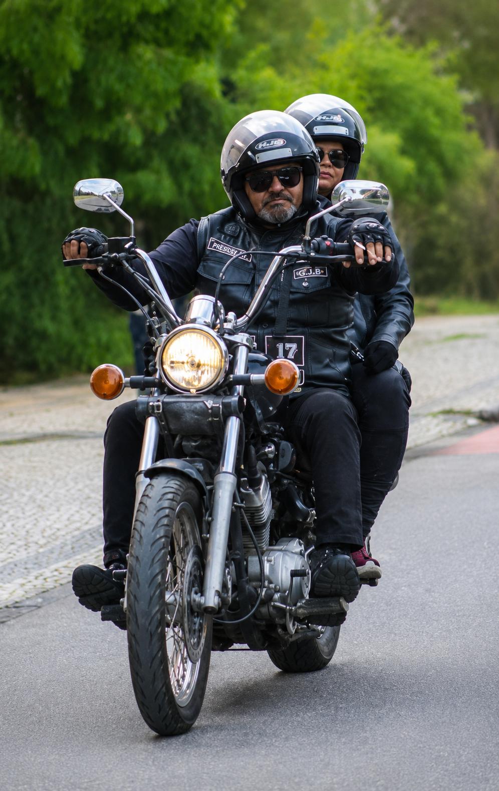 NA ESTRADA...