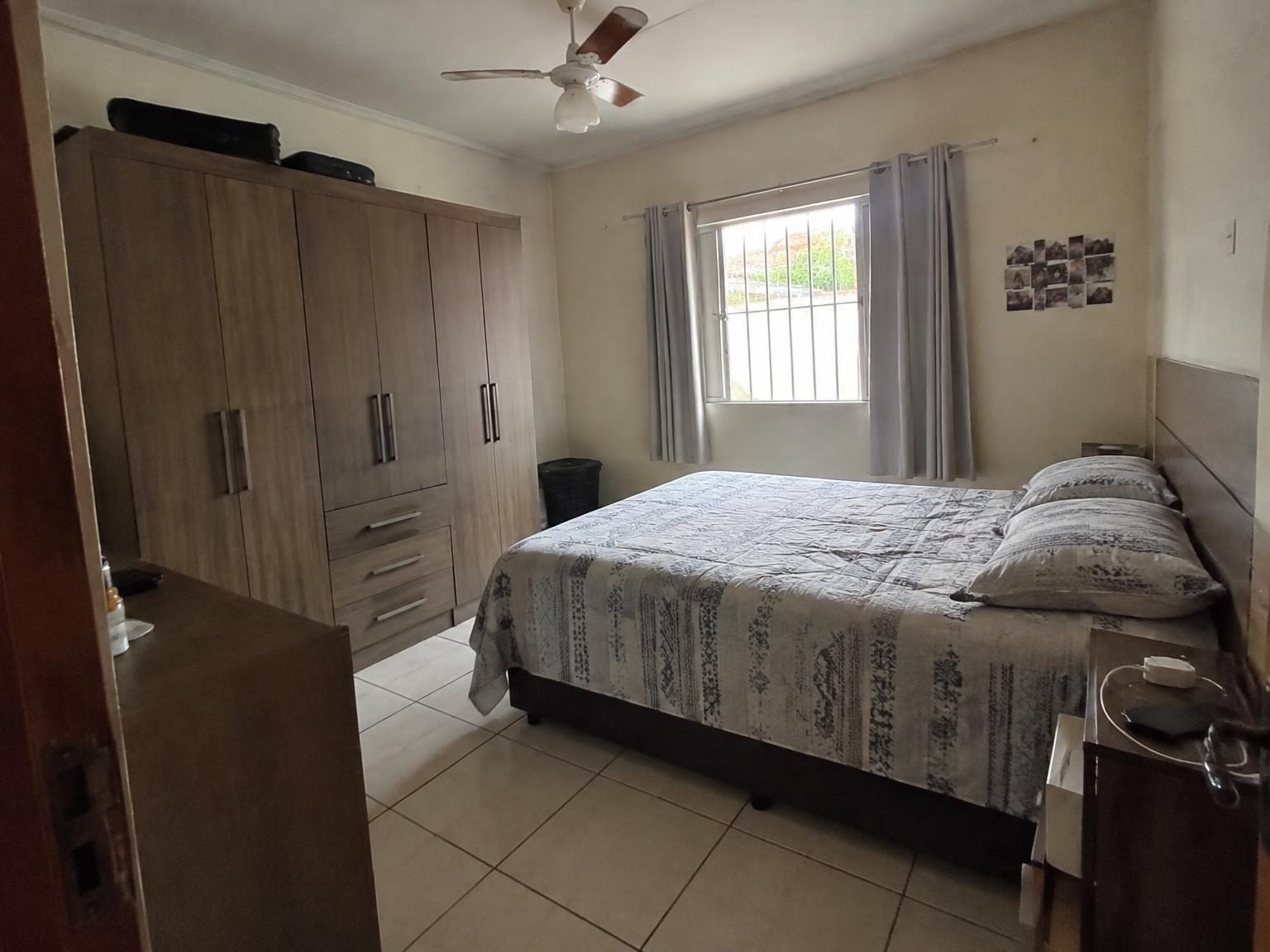 Casa térrea 3 quartos com quintal