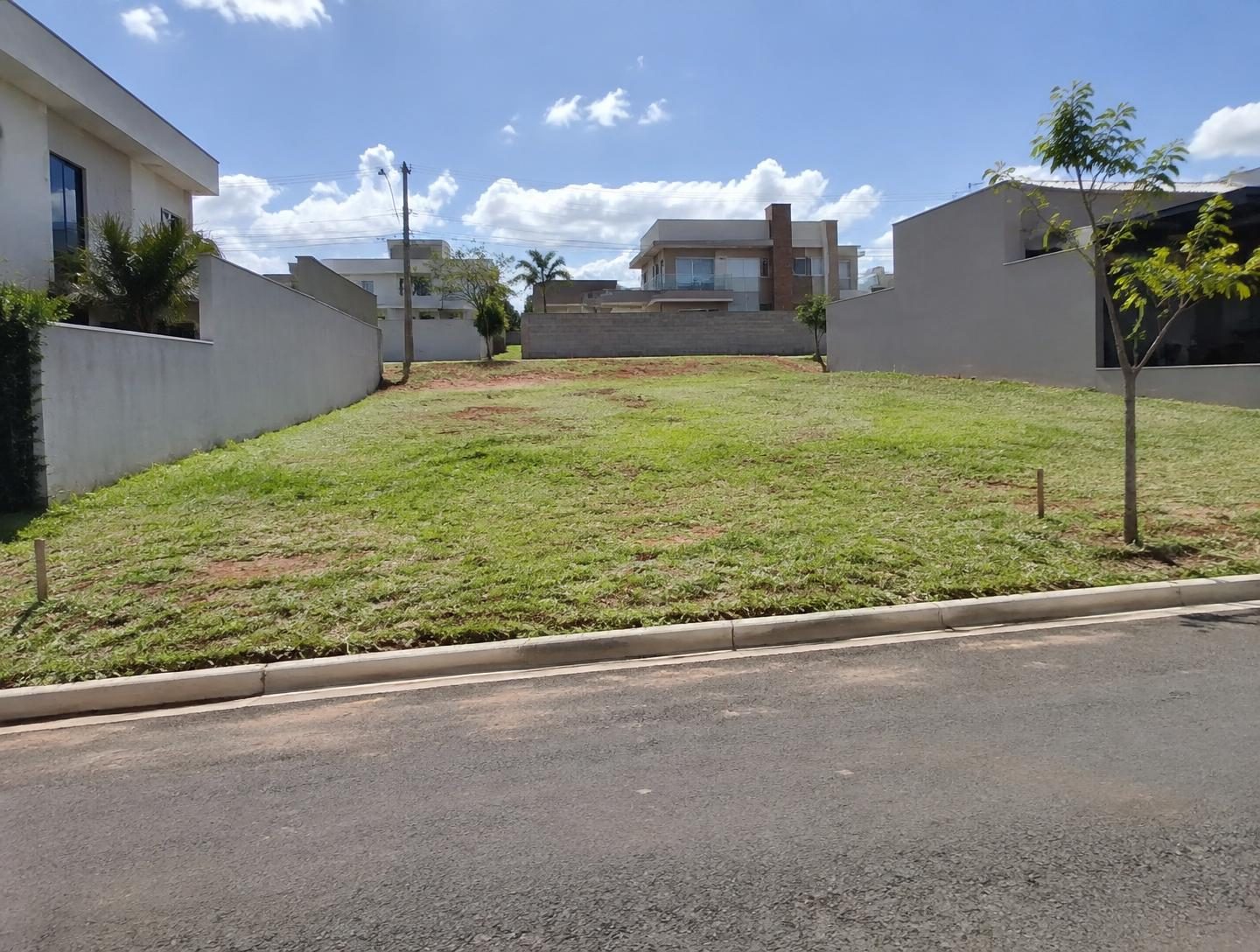 Terreno de 360 m² em condomínio