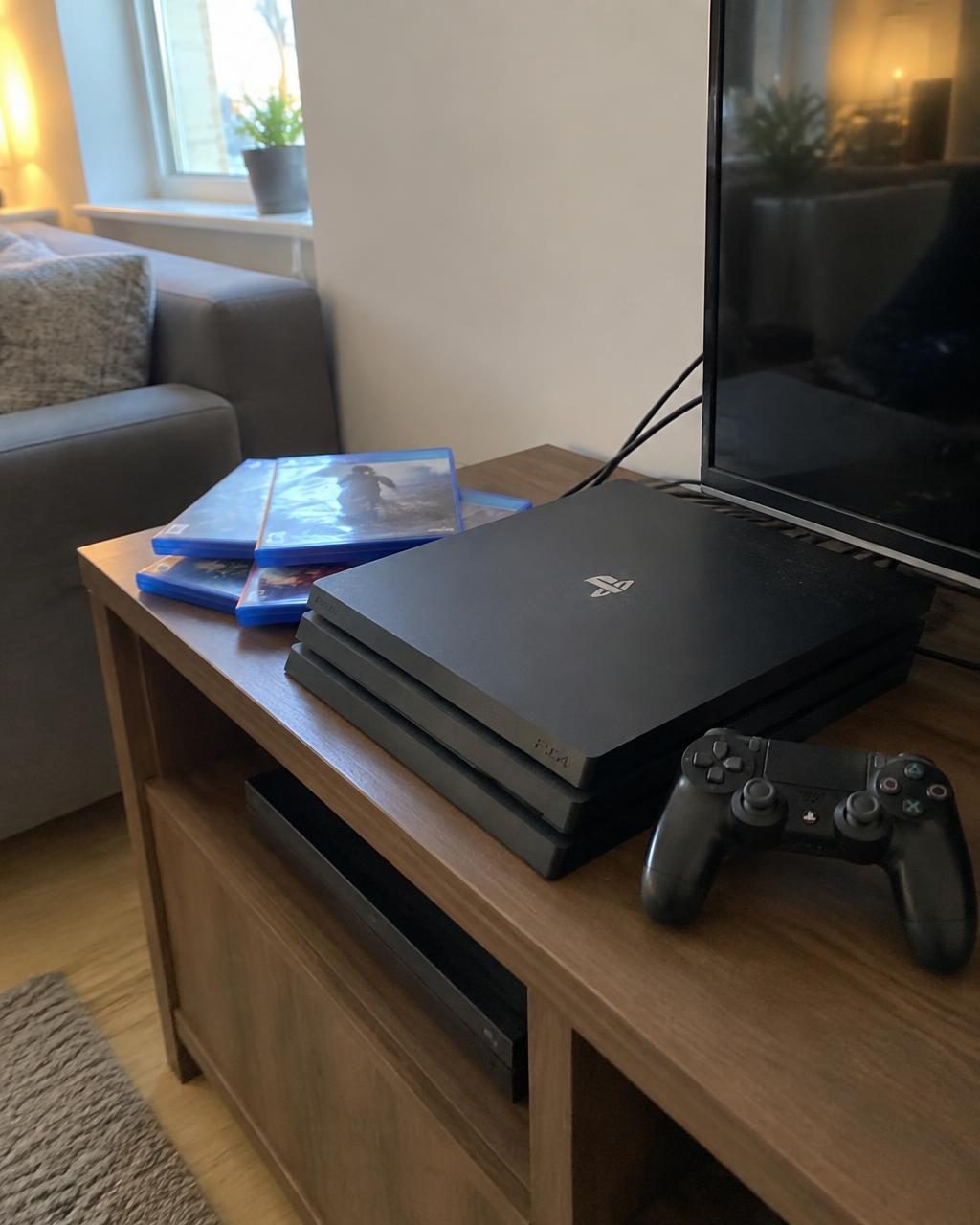 PlayStation 4 Pro com 3 jogos